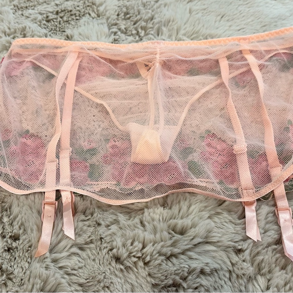 NWOT Victoria’s Secret Bra & Garter set w/ attached Thong Panty
Bra 36D
Garter L - Picture 4 of 4